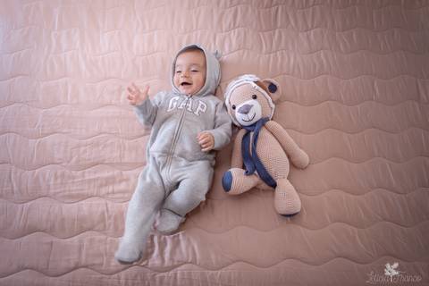bebê acompanhamento mensal brasilia fotógrafa brasília df distrito federal baby bebe book melhor franco letícia lifestyle lucas 5 meses deitado na cama com macacão de ursinho da GAP ao lado do ursinho'