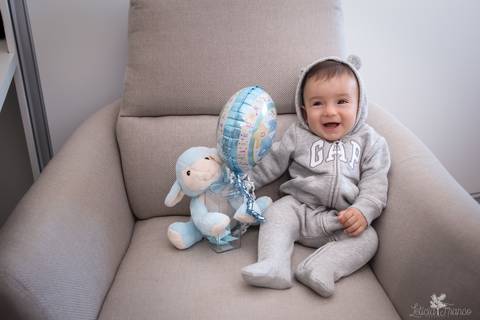 bebê acompanhamento mensal brasilia fotógrafa brasília df distrito federal baby bebe book melhor franco letícia lifestyle lucas 5 meses sentado na poltrona com ovelha e balão com macacão da GAP de ursinho sorrindo'