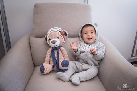 bebê acompanhamento mensal brasilia fotógrafa brasília df distrito federal baby bebe book melhor franco letícia lifestyle lucas 5 meses sentado na poltrona com macacão da GAP de ursinho sorrindo com ursinho '