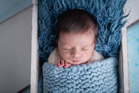 bebê recém nascido newborn brasilia fotografa fotografo fotógrafa brasília df distrito federal baby bebe reborn book melhor leticia franco menino enrroladinho no tecido branco com fundo azul bercinho'