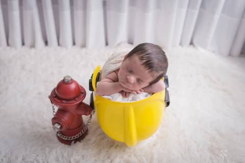 bebê recém nascido newborn brasilia fotografa fotografo fotógrafa brasília df distrito federal baby bebe reborn book melhor leticia franco menino no capacete de bombeiro cmbdf '