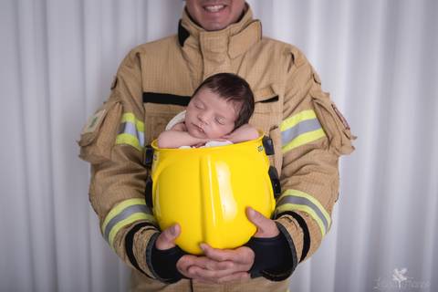 bebê recém nascido newborn brasilia fotografa fotografo fotógrafa brasília df distrito federal baby bebe reborn book melhor leticia franco menino no capacete de bombeiro cmbdf com papai'