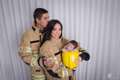 bebê recém nascido newborn brasilia fotografa fotografo fotógrafa brasília df distrito federal baby bebe reborn book melhor leticia franco menino no capacete de bombeiro cmbdf com papai e mamãe segurando'
