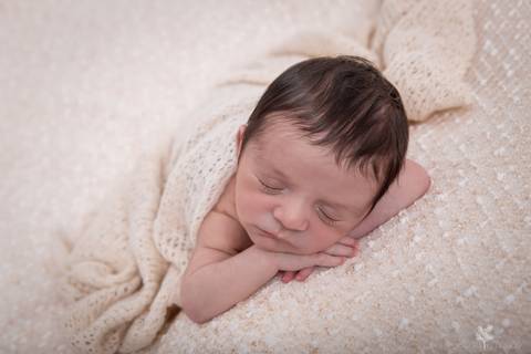 bebê recém nascido newborn brasilia fotografa fotografo fotógrafa brasília df distrito federal baby bebe reborn book melhor leticia franco menino mão no queixo'