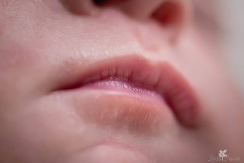 bebê recém nascido newborn brasilia fotografa fotografo fotógrafa brasília df distrito federal baby bebe reborn book melhor leticia franco menino macro detalhe boca lábios'