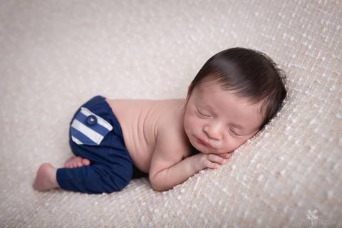 bebê recém nascido newborn brasilia fotografa fotografo fotógrafa brasília df distrito federal baby bebe reborn book melhor leticia franco menino pose do bumbum calça azul marinho '