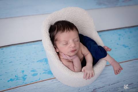 bebê recém nascido newborn brasilia fotografa fotografo fotógrafa brasília df distrito federal baby bebe reborn book melhor leticia franco menino baby chair na cadeirinha mão no queixo'