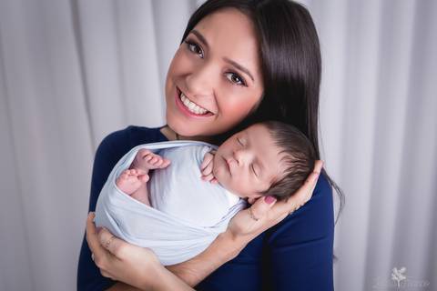 bebê recém nascido newborn brasilia fotografa fotografo fotógrafa brasília df distrito federal baby bebe reborn book melhor leticia franco menino no colo da mamãe '