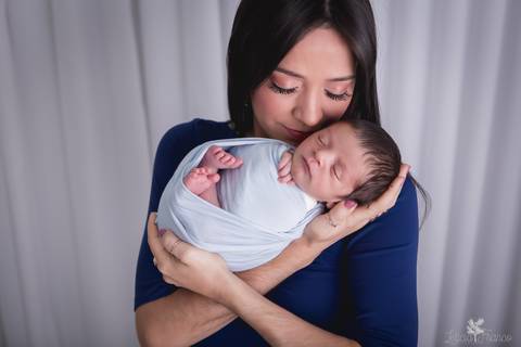 bebê recém nascido newborn brasilia fotografa fotografo fotógrafa brasília df distrito federal baby bebe reborn book melhor leticia franco menino no colo da mamãe com ela dando cheirinho beijo'