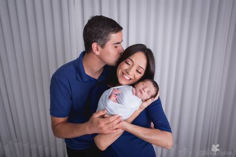bebê recém nascido newborn brasilia fotografa fotografo fotógrafa brasília df distrito federal baby bebe reborn book melhor leticia franco menino  com mamãe e papai com papai dando beijo na mamãe e ela de olhos fechados'