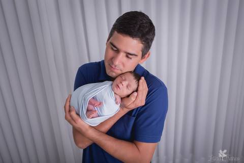 bebê recém nascido newborn brasilia fotografa fotografo fotógrafa brasília df distrito federal baby bebe reborn book melhor leticia franco menino com papai de olhos fechados'