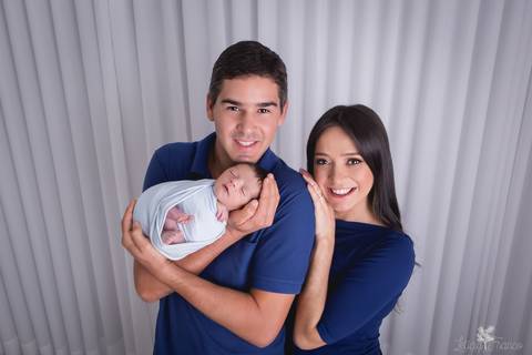 bebê recém nascido newborn brasilia fotografa fotografo fotógrafa brasília df distrito federal baby bebe reborn book melhor leticia franco menino com papai e mamãe sorrindo'