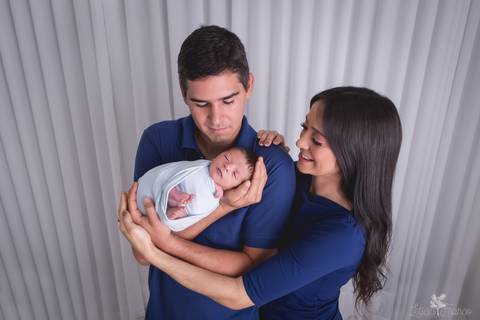 bebê recém nascido newborn brasilia fotografa fotografo fotógrafa brasília df distrito federal baby bebe reborn book melhor leticia franco menino com papai e mamãe olhando pra ele'