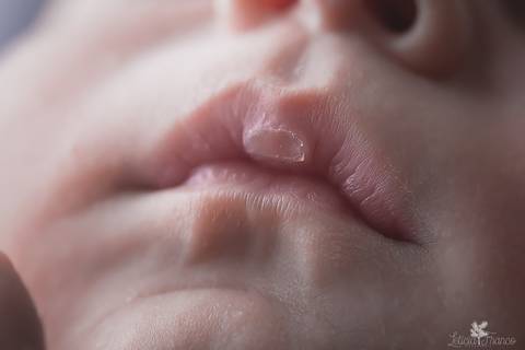 bebê recém nascido newborn brasilia fotografa fotografo fotógrafa brasília df distrito federal baby bebe reborn book melhor leticia franco menino foto macro boquinha com calo '