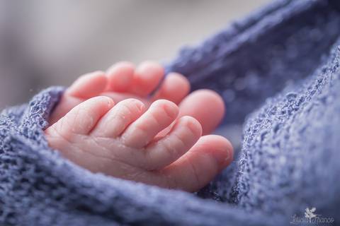 bebê recém nascido newborn brasilia fotografa fotografo fotógrafa brasília df distrito federal baby bebe reborn book melhor leticia franco menino foto dos pés macro'