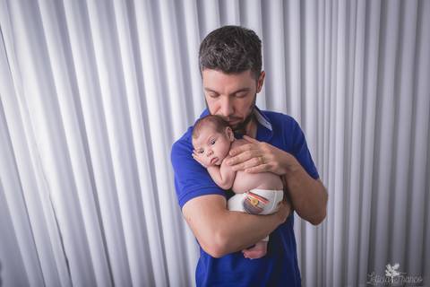 bebê recém nascido newborn brasilia fotografa fotografo fotógrafa brasília df distrito federal baby bebe reborn book melhor leticia franco menino com papai dando beijo'