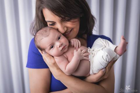 bebê recém nascido newborn brasilia fotografa fotografo fotógrafa brasília df distrito federal baby bebe reborn book melhor leticia franco menino com mamãe dando beijo'