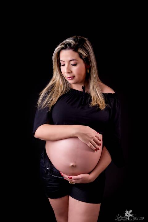 ensaio gestante mamãe fotografa fotógrafa brasília df distrito federal baby bebe reborn book melhor leticia franco letícia estúdio  gestante  olhando pra baixo com a mão na barriga'