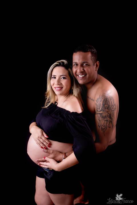 ensaio gestante mamãe fotografa fotógrafa brasília df distrito federal baby bebe reborn book melhor leticia franco letícia estúdio  gestante com papai olhando pra câmera'