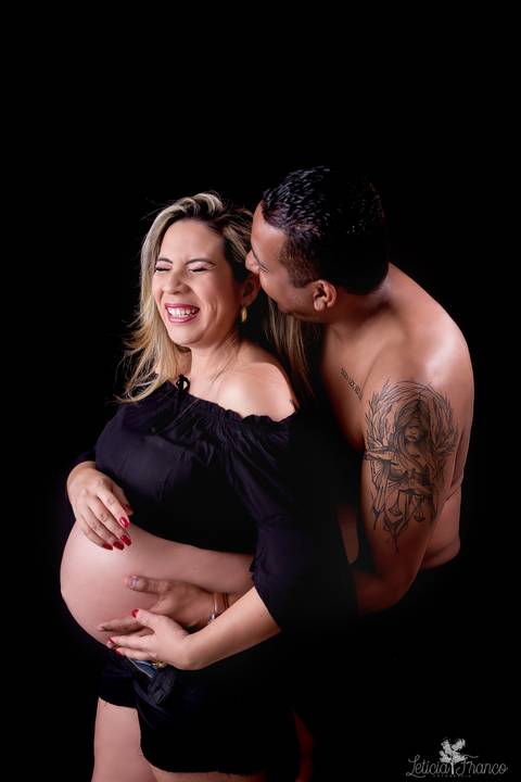ensaio gestante mamãe fotografa fotógrafa brasília df distrito federal baby bebe reborn book melhor leticia franco letícia estúdio  gestante com papai falando segredindo no ouvido'