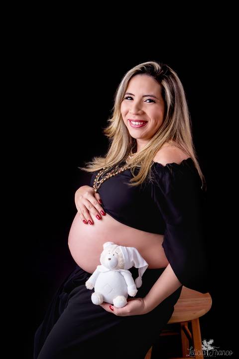 ensaio gestante mamãe fotografa fotógrafa brasília df distrito federal baby bebe reborn book melhor leticia franco letícia estúdio  gestante com ursinho e mão na barriga'