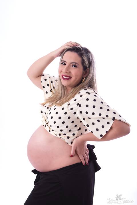 ensaio gestante mamãe fotografa fotógrafa brasília df distrito federal baby bebe reborn book melhor leticia franco letícia estúdio  gestante fundo branco com mão nas costas e outro no cabelo olhando pra mim'