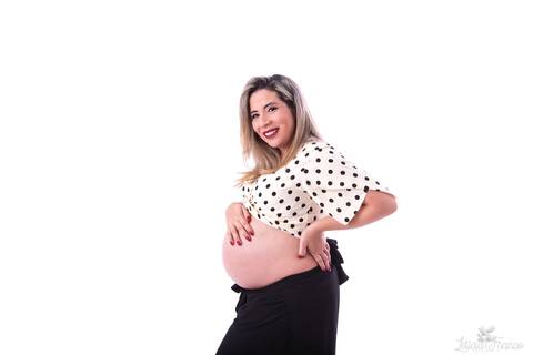 ensaio gestante mamãe fotografa fotógrafa brasília df distrito federal baby bebe reborn book melhor leticia franco letícia estúdio  gestante mão nas costas e na barriga'