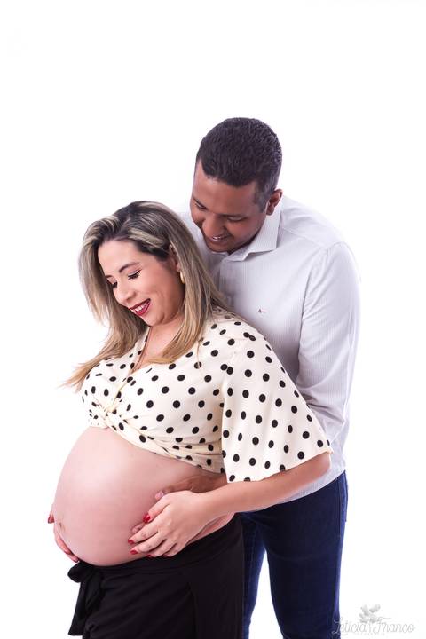 ensaio gestante mamãe fotografa fotógrafa brasília df distrito federal baby bebe reborn book melhor leticia franco letícia estúdio  gestante com papai e eles olhando pra barriga'