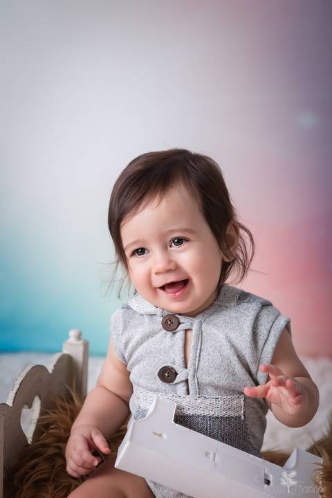 baby bebê bebe família familia brasília brasilia df distrito federal book fotografo fotógrafa fotografa acompanhamento fotografia melhor leticia franco letícia a no fundo de arco iris com numero 1 sorrindo'