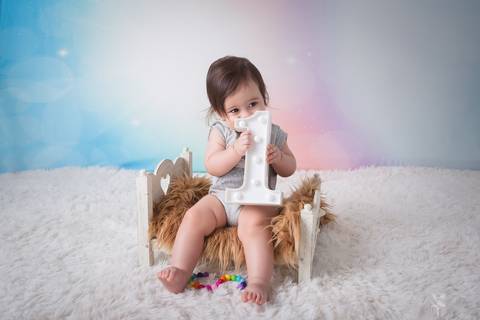 baby bebê bebe família familia brasília brasilia df distrito federal book fotografo fotógrafa fotografa acompanhamento fotografia melhor leticia franco letícia a no fundo de arco iris segurando numero um na cama '