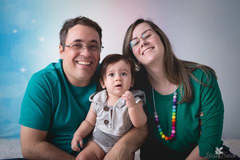 baby bebê bebe família familia brasília brasilia df distrito federal book fotografo fotógrafa fotografa acompanhamento fotografia melhor leticia franco letícia a no fundo de arco iris com papai e mamãe'