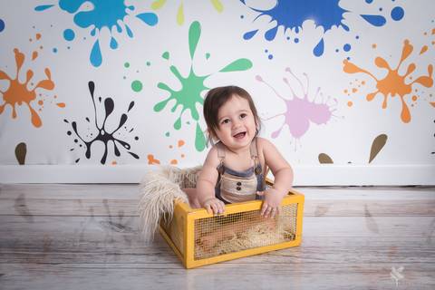 baby bebê bebe família familia brasília brasilia df distrito federal book fotografo fotógrafa fotografa acompanhamento fotografia melhor leticia franco letícia a no fundo de tinta bebe no cesto quadrado amarelo aramado sorrindo'