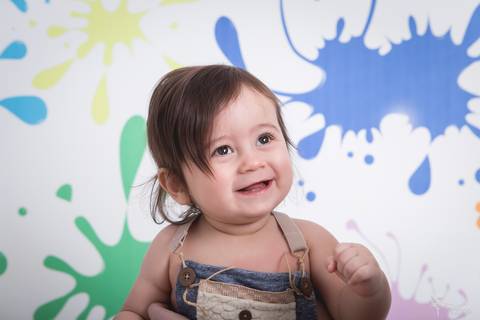 baby bebê bebe família familia brasília brasilia df distrito federal book fotografo fotógrafa fotografa acompanhamento fotografia melhor leticia franco letícia a no fundo de tinta bebe sorrindo'