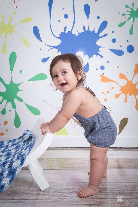 baby bebê bebe família familia brasília brasilia df distrito federal book fotografo fotógrafa fotografa acompanhamento fotografia melhor leticia franco letícia a no fundo de tinta em pé no banco curvado'