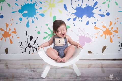 baby bebê bebe família familia brasília brasilia df distrito federal book fotografo fotógrafa fotografa acompanhamento fotografia melhor leticia franco letícia a no fundo de tinta sentado no banco curvado sorrindo'