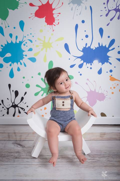 baby bebê bebe família familia brasília brasilia df distrito federal book fotografo fotógrafa fotografa acompanhamento fotografia melhor leticia franco letícia a no fundo de tinta sentado no banco curvado com a cabeça de lado'