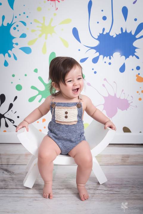 baby bebê bebe família familia brasília brasilia df distrito federal book fotografo fotógrafa fotografa acompanhamento fotografia melhor leticia franco letícia a no fundo de tinta sentado no banco curvado rindo'
