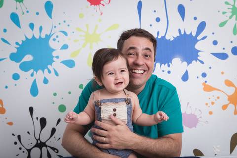baby bebê bebe família familia brasília brasilia df distrito federal book fotografo fotógrafa fotografa acompanhamento fotografia melhor leticia franco letícia a no fundo de tinta com papai'