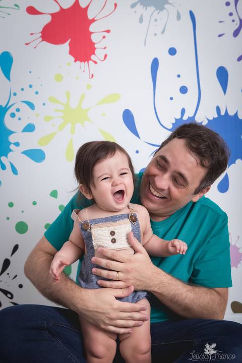 baby bebê bebe família familia brasília brasilia df distrito federal book fotografo fotógrafa fotografa acompanhamento fotografia melhor leticia franco letícia a no fundo de tinta com papai sorrindo'