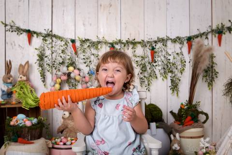 ensaio de páscoa em brasilia leticia franco fotografia df lago sul jardim botanico candy colors coelhos orelha de coelho baby book primeiro ano milestones maya fingindo que está comendo a cenoura e rindo'