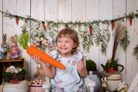 ensaio de páscoa em brasilia leticia franco fotografia df lago sul jardim botanico candy colors coelhos orelha de coelho baby book primeiro ano milestones maya com a cenoura na mão e rindo'