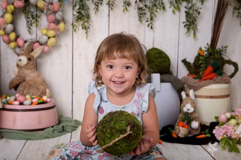 ensaio de páscoa em brasilia leticia franco fotografia df lago sul jardim botanico candy colors coelhos orelha de coelho baby book primeiro ano milestones maya com ovo grande na mão sentada no chão'