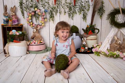 ensaio de páscoa em brasilia leticia franco fotografia df lago sul jardim botanico candy colors coelhos orelha de coelho baby book primeiro ano milestones maya com ovo na mão sentadinha'