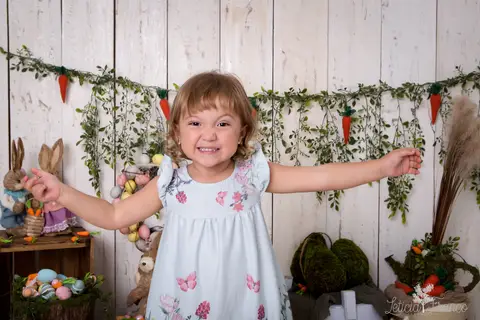 ensaio de páscoa em brasilia leticia franco fotografia df lago sul jardim botanico candy colors coelhos orelha de coelho baby book primeiro ano milestones maya de braços abertos em pé'