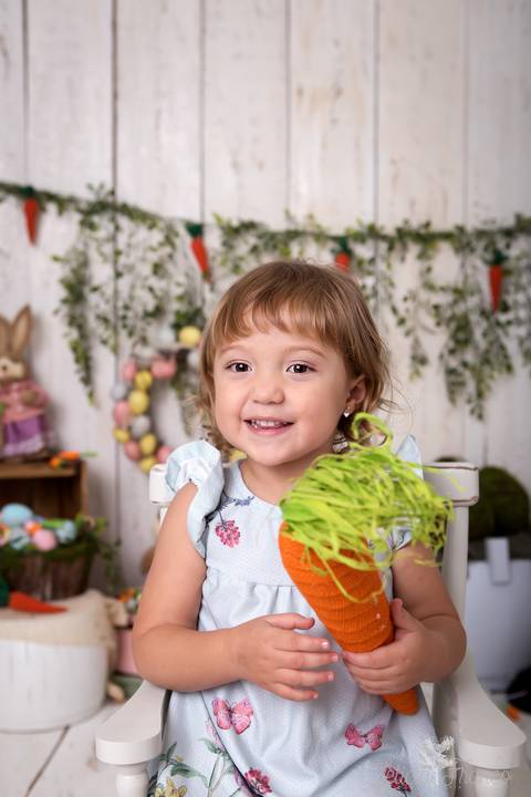 ensaio de páscoa em brasilia leticia franco fotografia df lago sul jardim botanico candy colors coelhos orelha de coelho baby book primeiro ano milestones maya com cenoura na mão e rindo'