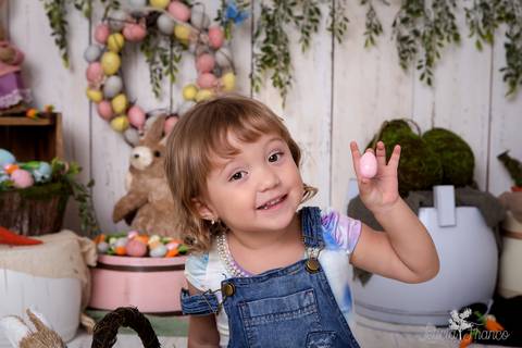 ensaio de páscoa em brasilia leticia franco fotografia df lago sul jardim botanico candy colors coelhos orelha de coelho baby book primeiro ano milestones maya mostrando o ovinho cor de rosa'