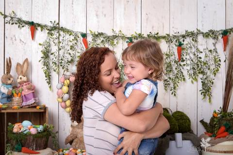 ensaio de páscoa em brasilia leticia franco fotografia df lago sul jardim botanico candy colors coelhos orelha de coelho baby book primeiro ano milestones maya com a mamãe abrançando'
