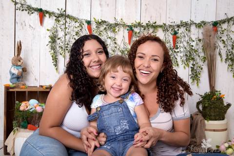 ensaio de páscoa em brasilia leticia franco fotografia df lago sul jardim botanico candy colors coelhos orelha de coelho baby book primeiro ano milestones maya com a irmã sarah e a mamãe rindo'