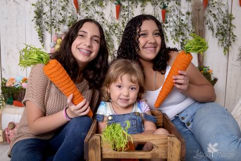 ensaio de páscoa em brasilia leticia franco fotografia df lago sul jardim botanico candy colors coelhos orelha de coelho baby book primeiro ano milestones maya com as irmãs sarah e analua ela dentro do caixote'