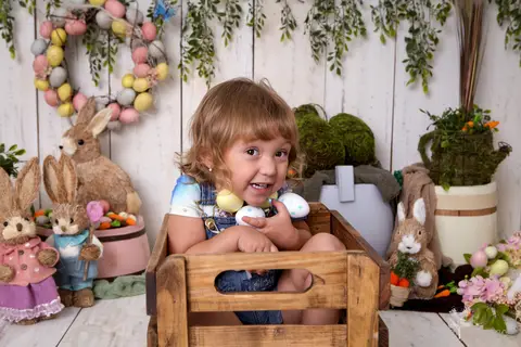 ensaio de páscoa em brasilia leticia franco fotografia df lago sul jardim botanico candy colors coelhos orelha de coelho baby book primeiro ano milestones maya dentro do caixote segurando os ovos'